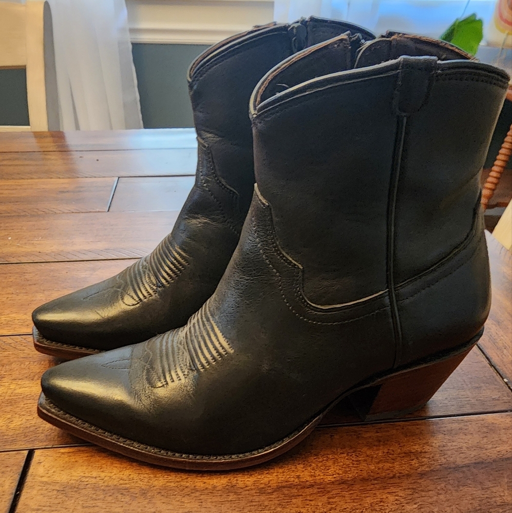 Tecovas Daisy Black Ankle Boots